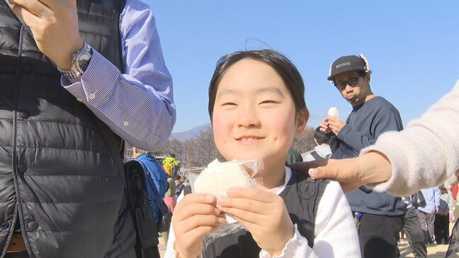 「富士山を見ながら食べるおにぎりがこんなにおいしいんだ」　2月23日は「富士山の日」　各地で富士山にちなんだイベント　山梨|TBS NEWS DIG