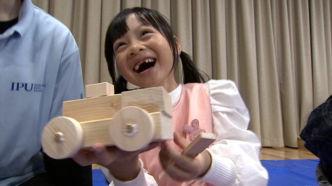 「木の匂いがする」ヒノキの良さを感じて!幼稚園で高校生と園児が「木のおもちゃづくり」体験会【岡山】|TBS NEWS DIG