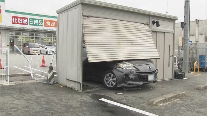 ｢10月に免許返納の予定だった｣ フェンス突き破り…コンビニ倉庫に車が突っ込む 運転していたのは80代男性 隣の薬局に駐車しようとしたところ急発進 三重･津市|TBS NEWS DIG