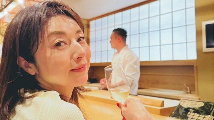 【 高岡早紀 】　お寿司屋さんのカウンター席で　魅惑の〝ほろ酔い〟姿を公開　「今夜はお寿司とシャンパンで自分にご褒美」|TBS NEWS DIG