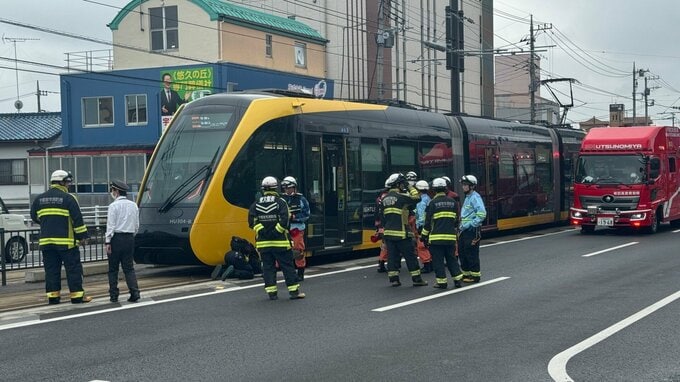 50代男性が次世代型路面電車「LRT」の下敷きに 搬送時意識ありも大量に出血　現場周辺の映像に男性が車両に向かって歩く姿　宇都宮市|TBS NEWS DIG