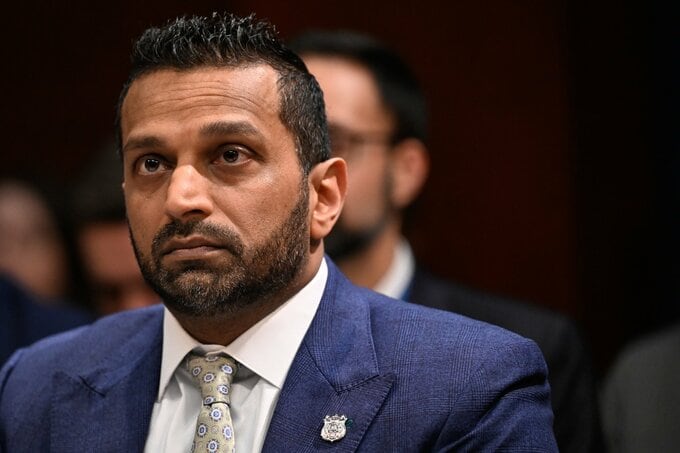 過度な飲酒と欠勤疑惑の報道は「悪質な虚偽」､FBI長官が有力誌を提訴