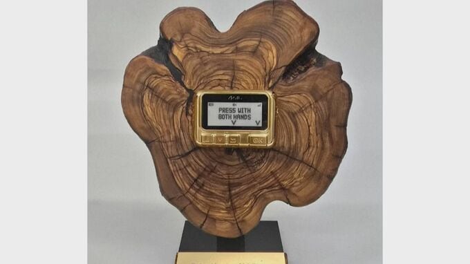 イスラエル首相がトランプ大統領に「金のポケベル」贈呈|TBS NEWS DIG