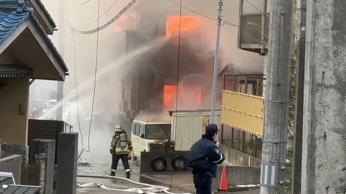 【速報】新潟市西区寺尾上で住宅火災　黒煙が上がり炎上中（12日正午現在）|TBS NEWS DIG