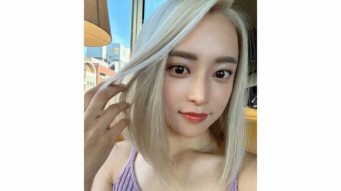 【小島瑠璃子】　夏の「リフレッシュ」にプラチナブロンドの新ヘアスタイルで夏を満喫する姿を披露　紫ニットとの鮮やかなコントラストが話題に|TBS NEWS DIG