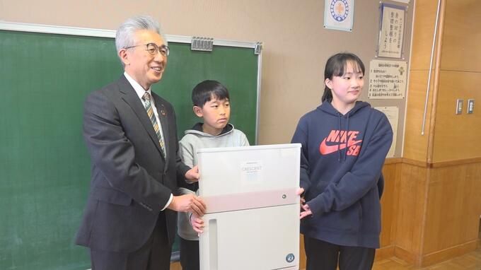 「暑い夏も乗り切ることができそうです…」こども議会で児童が提案の『製氷機』が新学期に設置へ！　熱中症対策に期待感　|　青森のニュース│ATV NEWS│青森テレビ