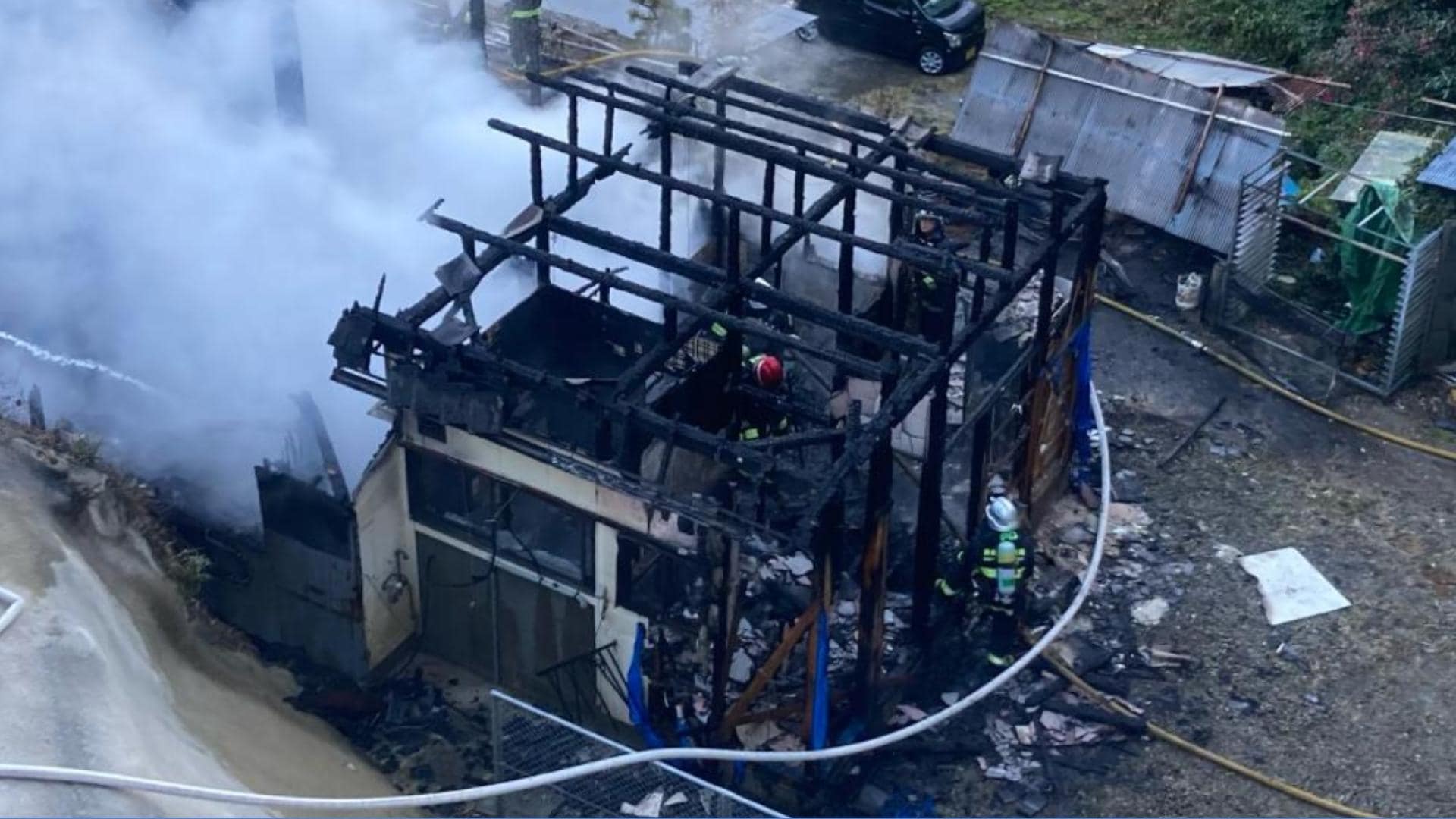 仏壇から出火」民家が全焼 80代と50代の女性2人が病院に搬送【長崎