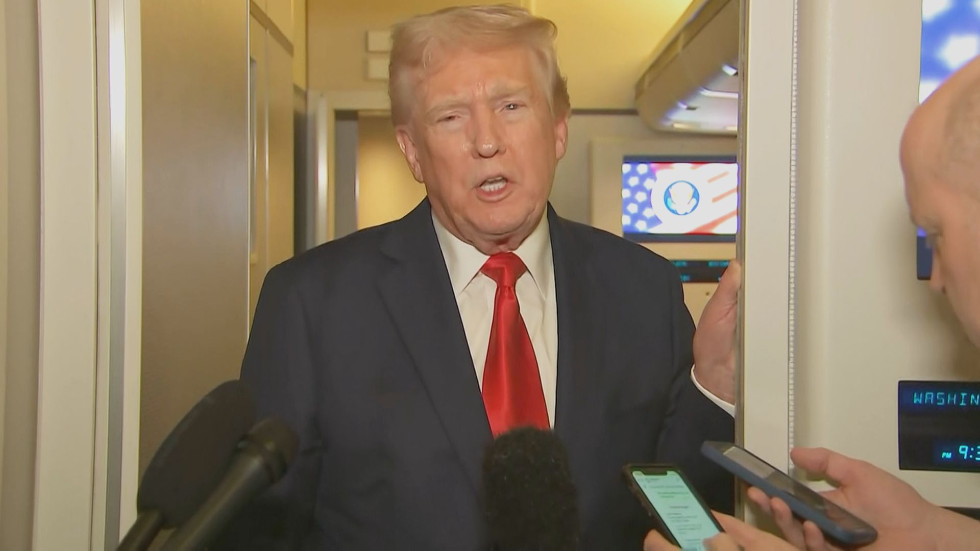 トランプ大統領「柔軟に対応する」 スマホや半導体への関税を近く発表