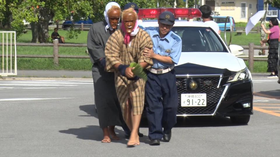 旧盆の伝統行事「アンガマ」で交通安全を祈願　八重山警察署