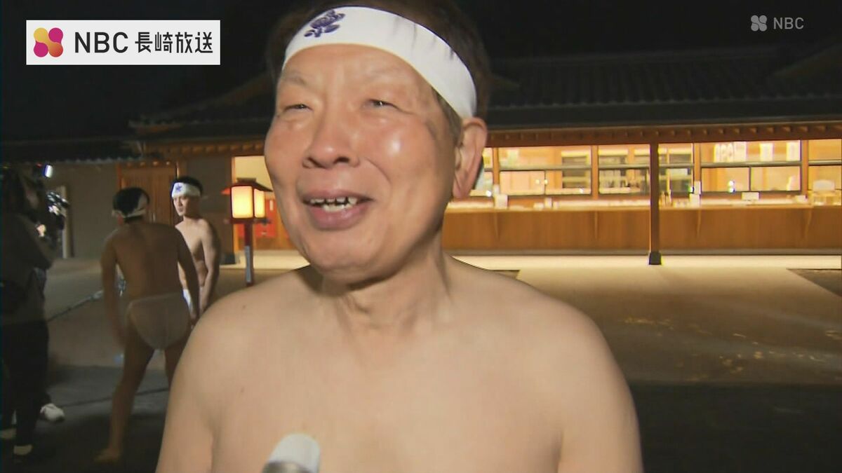 大寒の早朝 白装束やふんどし姿で水温8度の川で心身清める 雲仙・橘