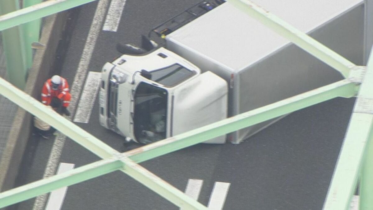 トラックが横転… 後ろの車の運転手から通報 単独事故か 東名阪上り 桑名東IC～長島IC 通行止め 三重･桑名市