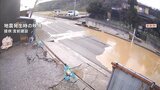 カメラが捉えた「液状化」発生の瞬間　地面の隆起で信号機が手の届きそうな高さに…　能登半島地震|TBS NEWS DIG