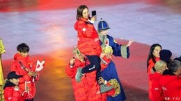 りくりゅう閉会式でも“リフト”披露、旗手の坂本花織、森重航も笑顔　日本選手団はイタリア国旗も手に入場【ミラノオリンピック】|TBS NEWS DIG