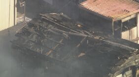 木造2階建て住宅で火事 周囲の住宅4棟に延焼 けが人なし 警察と消防が出火原因を詳しく調べる 岐阜市|TBS NEWS DIG