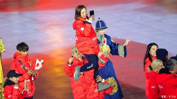 りくりゅう閉会式でも“リフト”披露、旗手の坂本花織、森重航も笑顔 日本選手団はイタリア国旗も手に入場【ミラノオリンピック】|TBS NEWS DIG