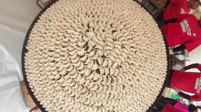 「餃子の花が咲きます」 餃子1000個焼ける日本一の餃子鍋が登場　製鉄所の労働者のスタミナ源「八幡ぎょうざ」|TBS NEWS DIG