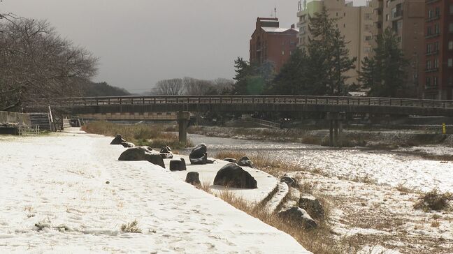 金沢市で今冬初の積雪 ひがし茶屋街も“雪化粧” 冬型緩むも年末年始は再び寒波予想|TBS NEWS DIG