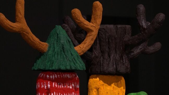 人の体に木の頭を持つキャラクターが出迎え 岡山出身の現代美術作家、平子雄一さんが天満屋岡山店で個展|TBS NEWS DIG