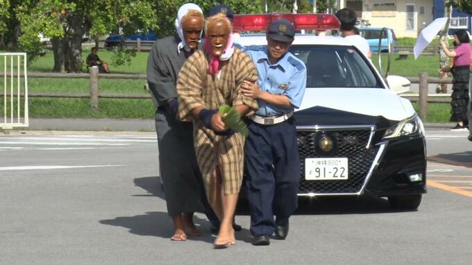 旧盆の伝統行事「アンガマ」で交通安全を祈願　八重山警察署|TBS NEWS DIG