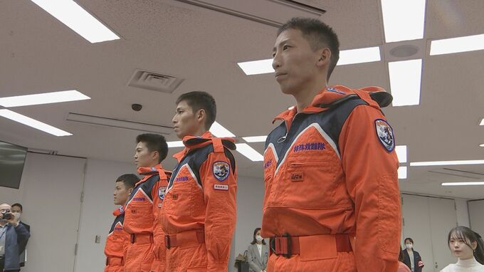 海上保安庁・特殊救難隊研修生が訓練修了　新たに4人が海難救助の最前線へ　オレンジ色ベレー帽を手に|TBS NEWS DIG