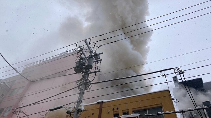 歓楽街のビルから出火 消防が消火活動中 隣接するビルにも延焼 北海道旭川市の通称「さんろく街」の一角 けが人の情報なし|TBS NEWS DIG