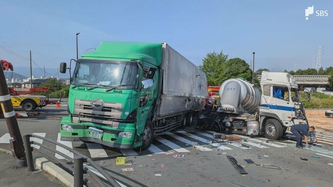 国道246号でトラックとトレーラーの衝突事故、2人けが 車が交差点をふさぎ現場付近は通行止め＝静岡・長泉町|TBS NEWS DIG