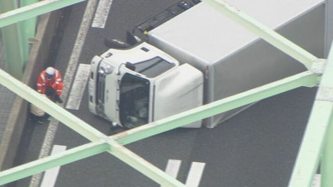 トラックが横転… 後ろの車の運転手から通報 単独事故か 東名阪上り 桑名東IC～長島IC 通行止め 三重･桑名市　|　名古屋・愛知・岐阜・三重のニュース【CBC news】 | CBC web