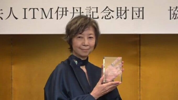 翻訳家の岸本佐知子さんが「伊丹十三賞」を受賞 宮本信子さんら出席のもと都内で贈呈|TBS NEWS DIG