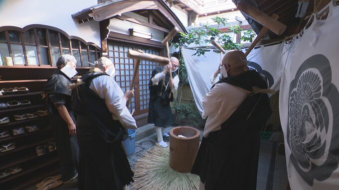 「飛躍できる年になれば」善光寺で伝統行事「おそなえつき」大みそかに本堂のご本尊に供える　|　SBC NEWS | 長野のニュース | SBC信越放送
