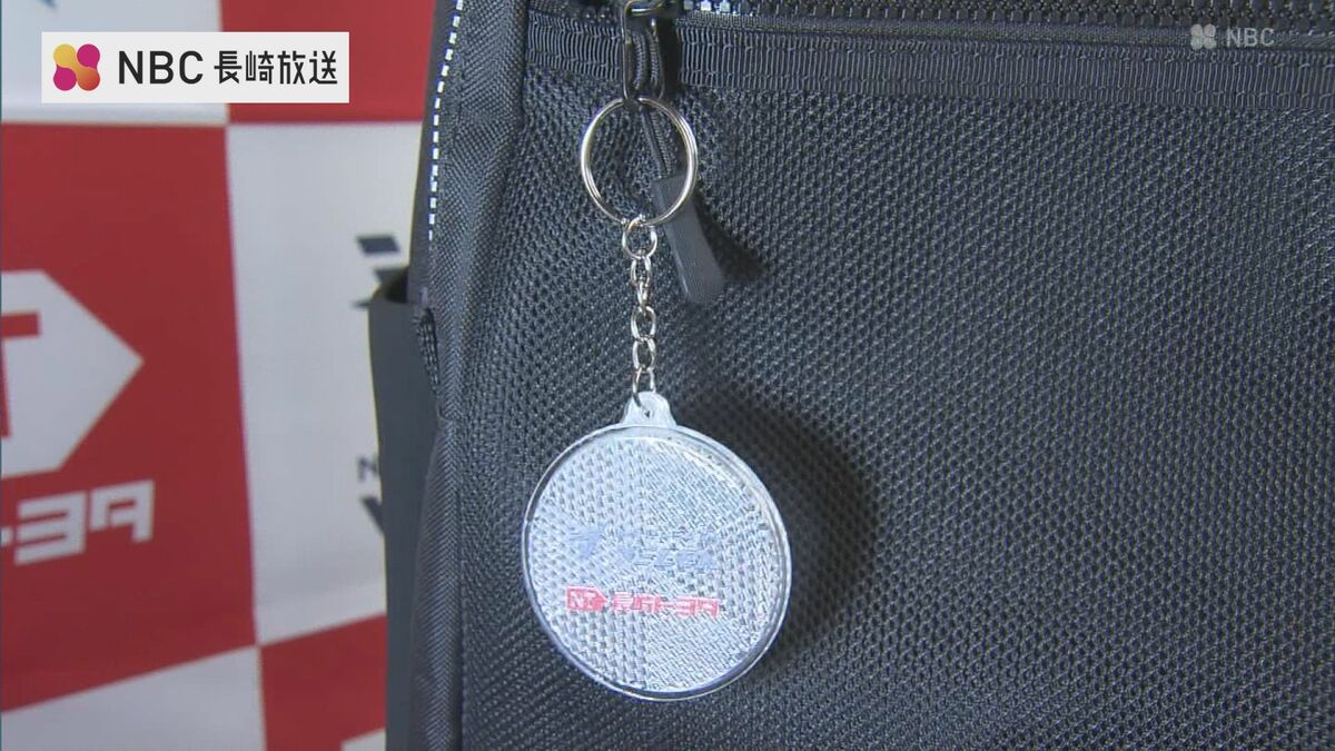 長崎ヴェルカのロゴ入り反射板で児童を守る！長崎トヨタと連携し新1