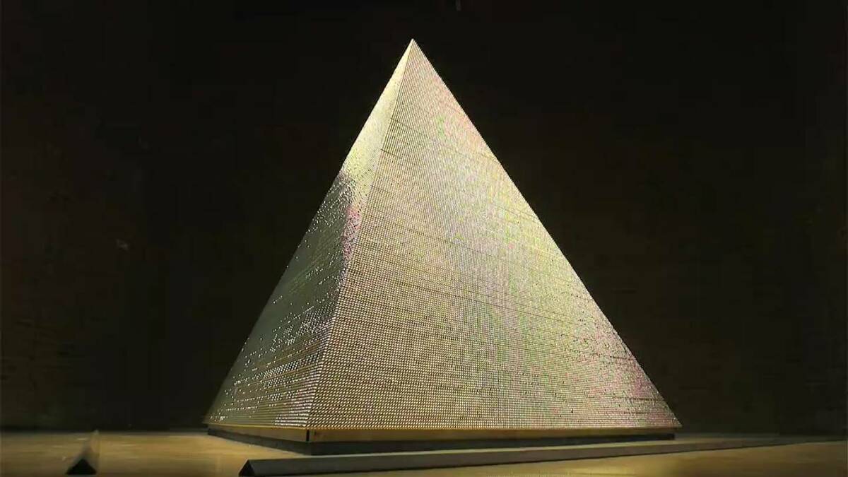 20万個のパチンコ玉でピラミッド」アーティスト・藤原勇輝さんが