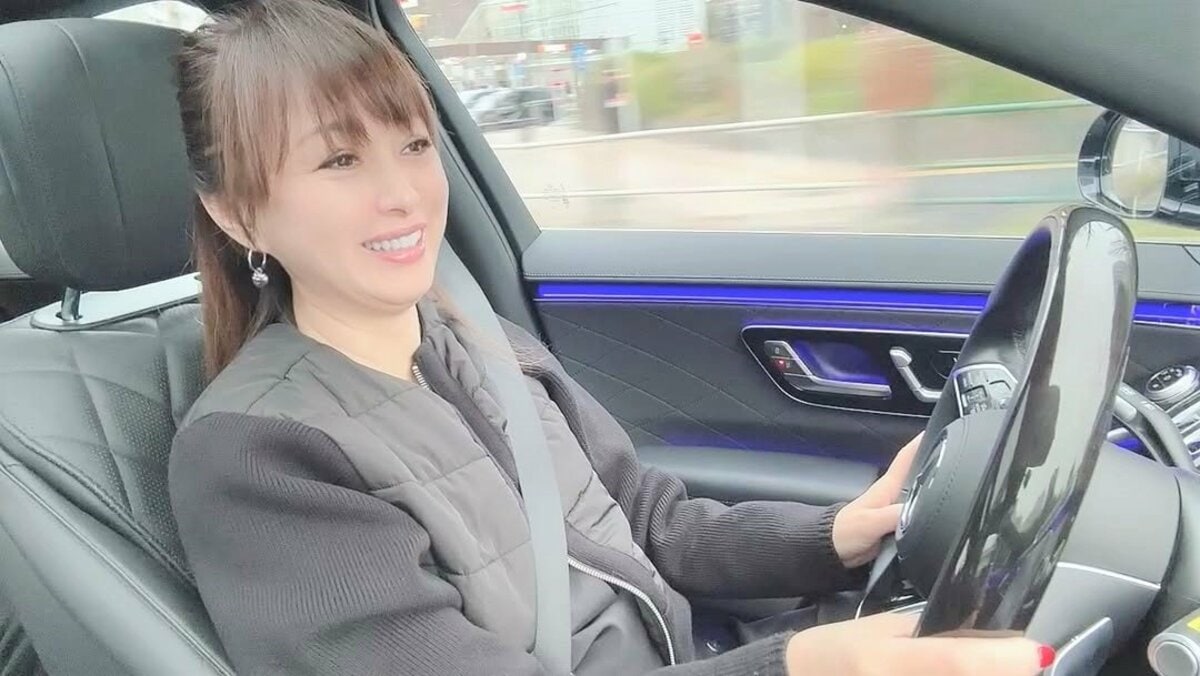渡辺美奈代】 「左ハンドルしか運転できない私」 【メルセデス・ベンツ