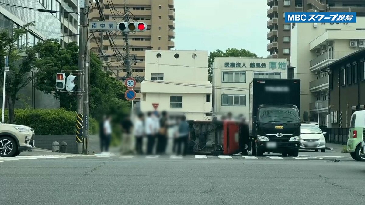 鹿児島市東郡元町で車が横転　乗用車が道をふさぐ