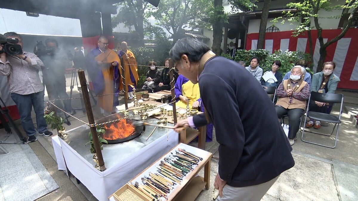 古くなった筆に感謝しながら書道の上達を願う「筆供養」