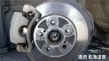 走行中に異音…旭川の国道40号で、突然、乗用車の左フロントタイヤが外れる　約5メートル転がり歩道上で停止　けが人なし　|　北海道のニュース｜HBC北海道放送
