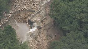 安曇野市と大町市で土砂崩落 山中の道路が寸断 宿泊客や登山客など計400人近くが孤立か 県や市、警察、消防などが詳細を確認中 昨夜(8日)は周辺で大雨 北アルプス燕岳の登山口・中房温泉に通じる県道では土石流で橋が流される 長野|TBS NEWS DIG