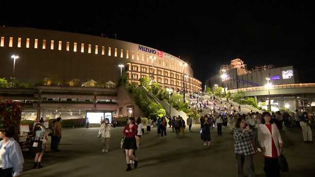 【嵐ラストライブ】福岡が熱狂の渦に!ホテル不足で「列車滞在」も CMロケ地には行列 一夜明けても続く“聖地の余韻”|TBS NEWS DIG