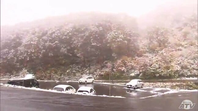 酸ヶ湯温泉周辺でも「雪」　いきなりの冬に県外の人は「びっくりした！とんでもない」　日本有数の豪雪地帯“酸ケ湯”で今季初積雪　青森県|TBS NEWS DIG