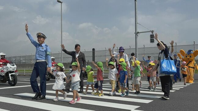 「横断歩道は手を上げて渡る」警視庁東京空港署の管内の保育園児が横断歩道の安全な渡り方を学ぶ|TBS NEWS DIG