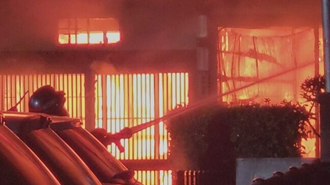 遺体は75歳の男性か　JR山口駅近くの住宅地で2棟全焼　焼け跡から男性の遺体　山口|TBS NEWS DIG