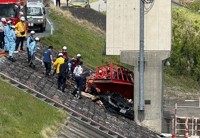 【速報】飯田市の天竜川で4人が乗った車が水門に衝突　1人死亡・2人心肺停止・1人重傷「損傷激しく救助できない」　長野|TBS NEWS DIG