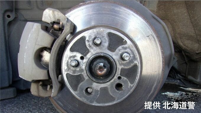 走行中に異音…旭川の国道40号で、突然、乗用車の左フロントタイヤが外れる　約5メートル転がり歩道上で停止　けが人なし　|　北海道のニュース｜HBC北海道放送