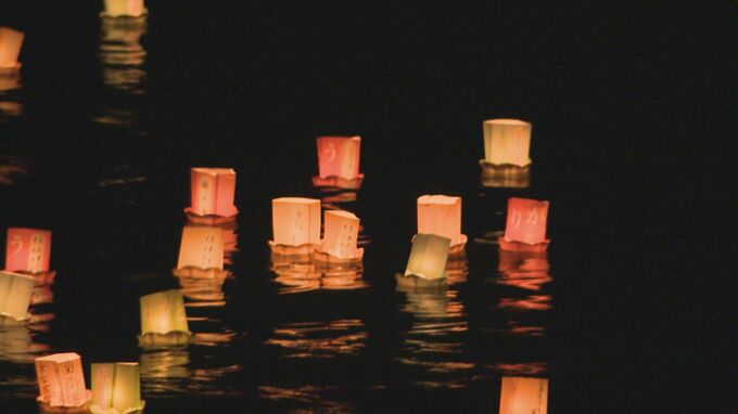 流れに揺れる色とりどりの明かり　灯籠流し　山口県岩国市　|　山口のニュース・天気・防災｜tys NEWS｜ｔｙｓテレビ山口