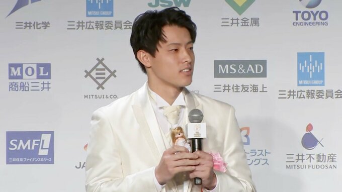 楽天・辰己涼介 昨年はゴールド、今年は純白のスーツで登場「新郎、新婦で来させていただいた」【ゴールデン・グラブ授賞式】|TBS NEWS DIG