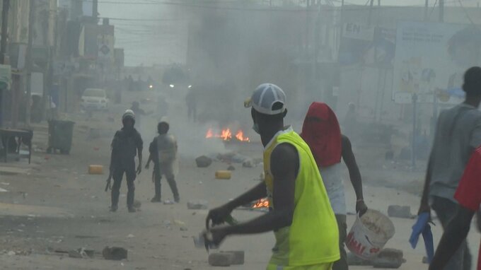 セネガルでTikTokの利用停止「国の安定を脅かすメッセージを拡散する」　野党指導者への有罪判決に激しい抗議デモ続く中|TBS NEWS DIG