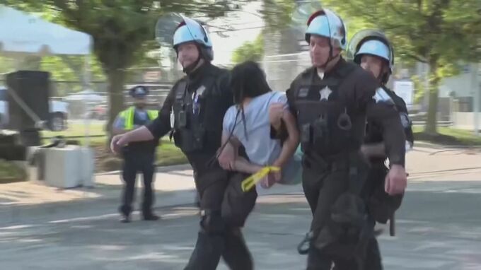 米民主党大会 会場近くで一部デモ隊を警察が拘束
