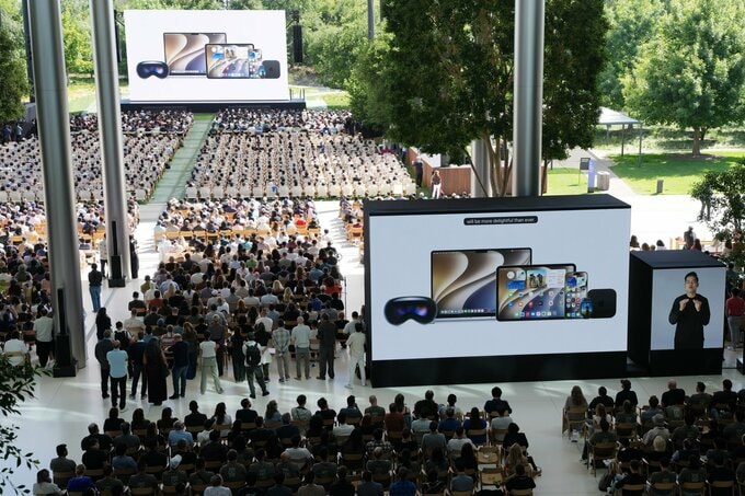 アップル次期iOS、折り畳み式iPhone巡るヒント満載－開発加速を示唆