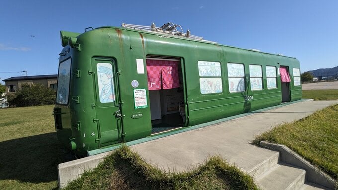 かつて渋谷駅前のランドマークとして愛された、あの「青ガエル」が秋田県大館市にいた！早速会ってきました|TBS NEWS DIG