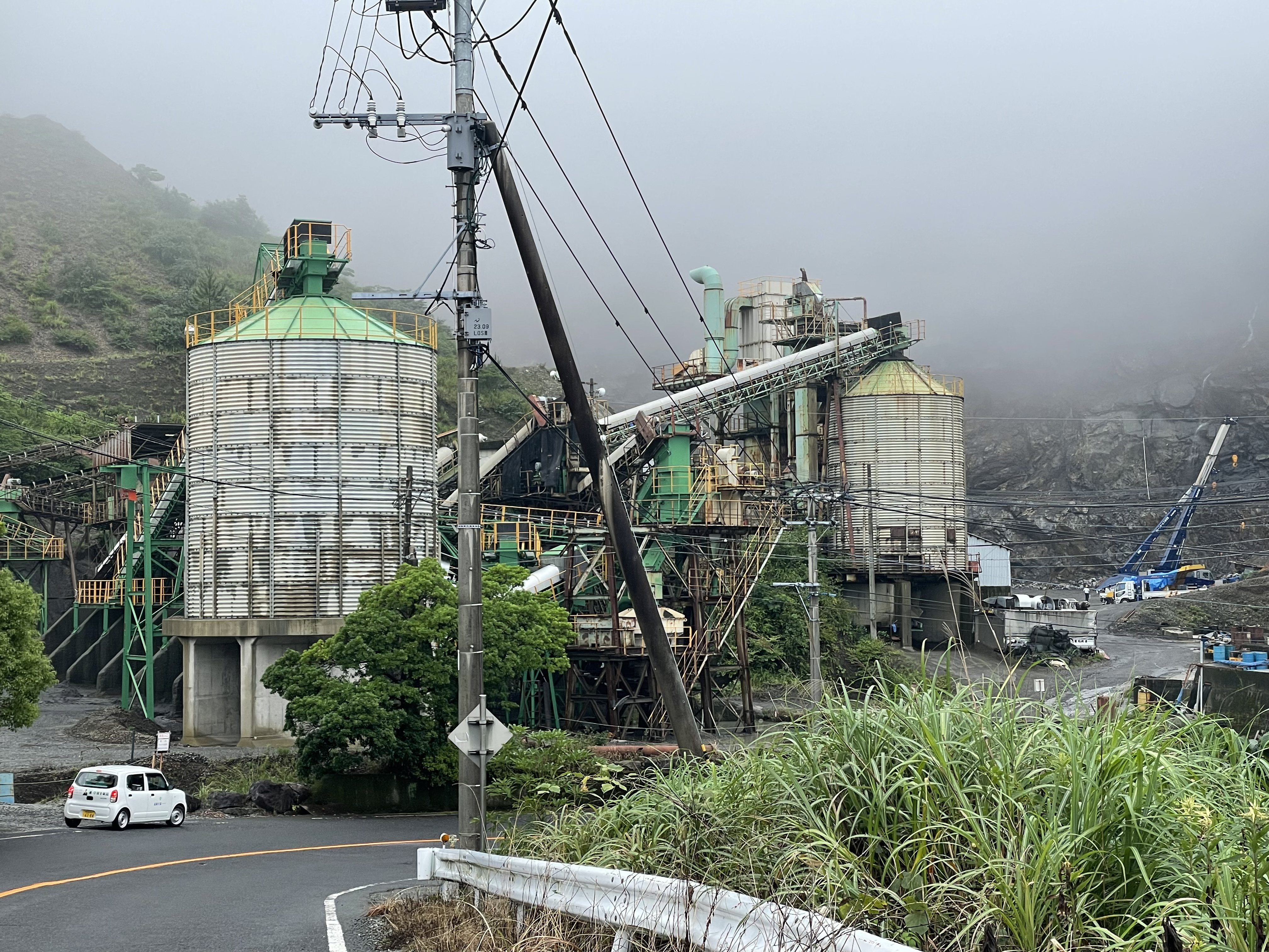 重機が転落し人が挟まれている」採石場で作業用車両が約15メートル下に