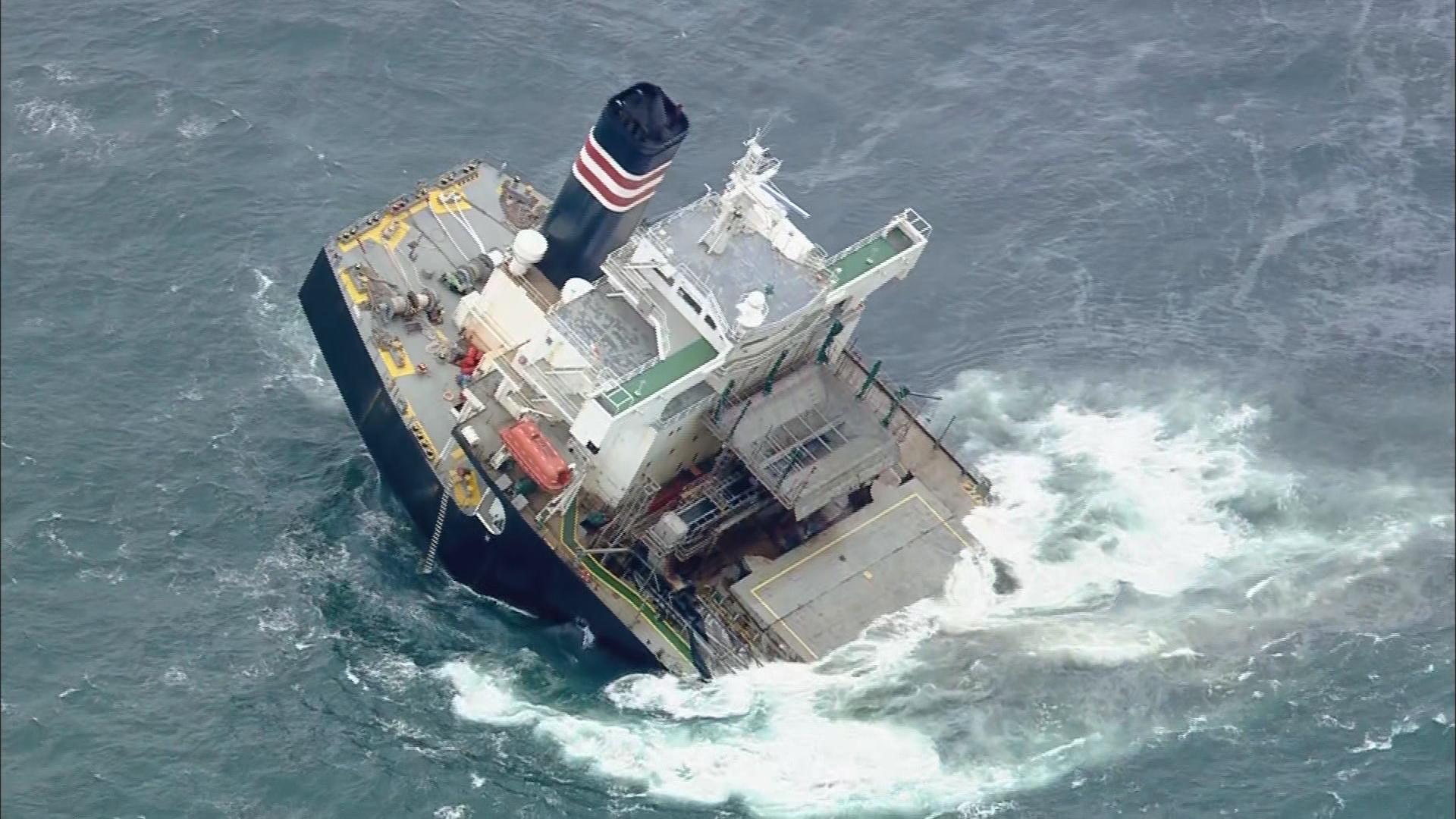 八戸沖で座礁のパナマ船籍・貨物船「クリムゾンポラリス」 吊り上げ